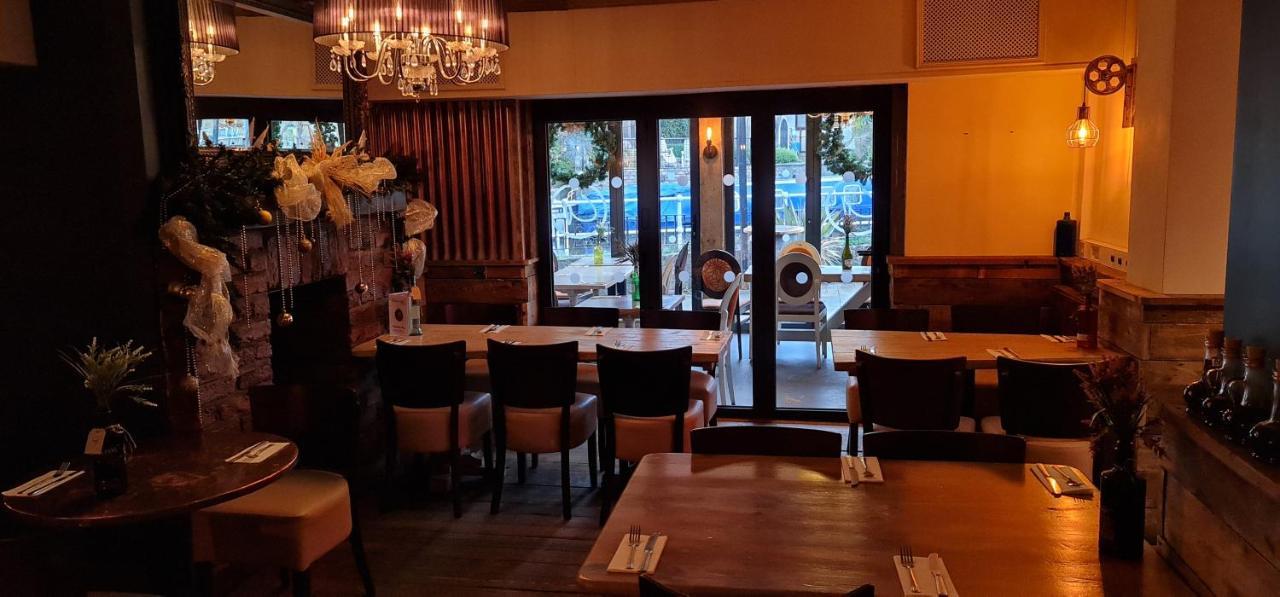 The Waterside Bar, Rooms & Restaurant Swinton  Eksteriør billede
