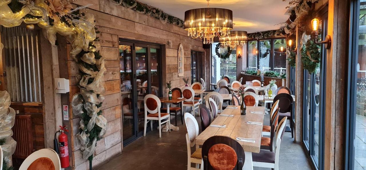 The Waterside Bar, Rooms & Restaurant Swinton  Eksteriør billede
